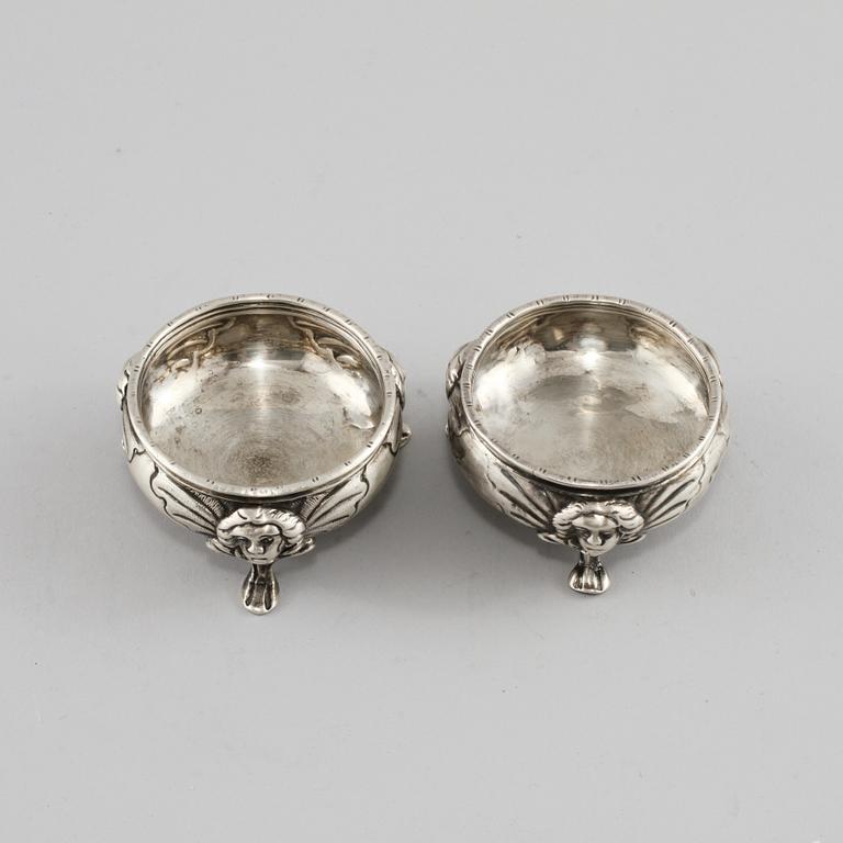 SALTKAR, 2 st snarlika, silver, Dublin, Irland, 1800-talets första hälft. Vikt 215 g.