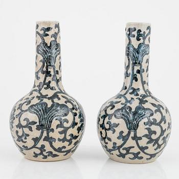 A pair of vases, Qing dynasty, circa 1900.