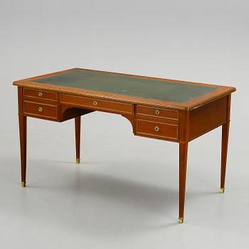 SKRIVBORD, sengustaviansk stil. 1900-talets andra hälft.