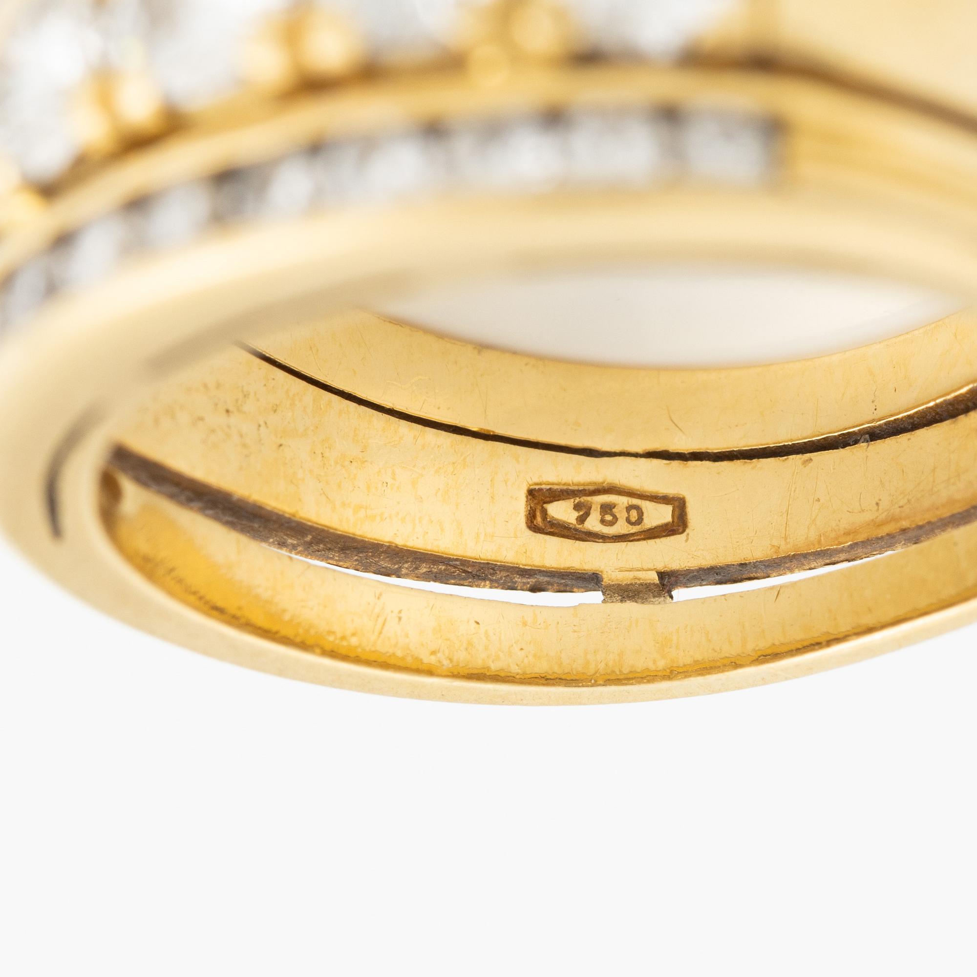 Ring 18K guld med runda briljantslipade diamanter.