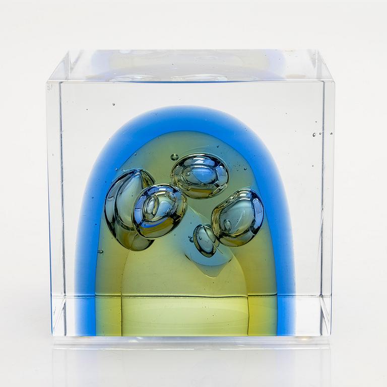 Oiva Toikka, an annual glass cube, signed Oiva Toikka Nuutajärvi 2007, 172/2000.