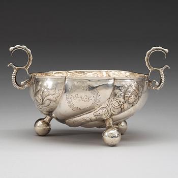 A Norwegian early 18th century silver bowl, unidentified makers mark FS, Trondheim/Møre c. 1700.