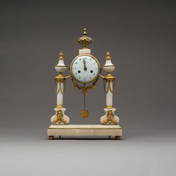 BORDSPENDYL, v Michel-Francois Piolaine (mästare i Paris 1787). Frankrike, Louis XVI, omkring 1800.