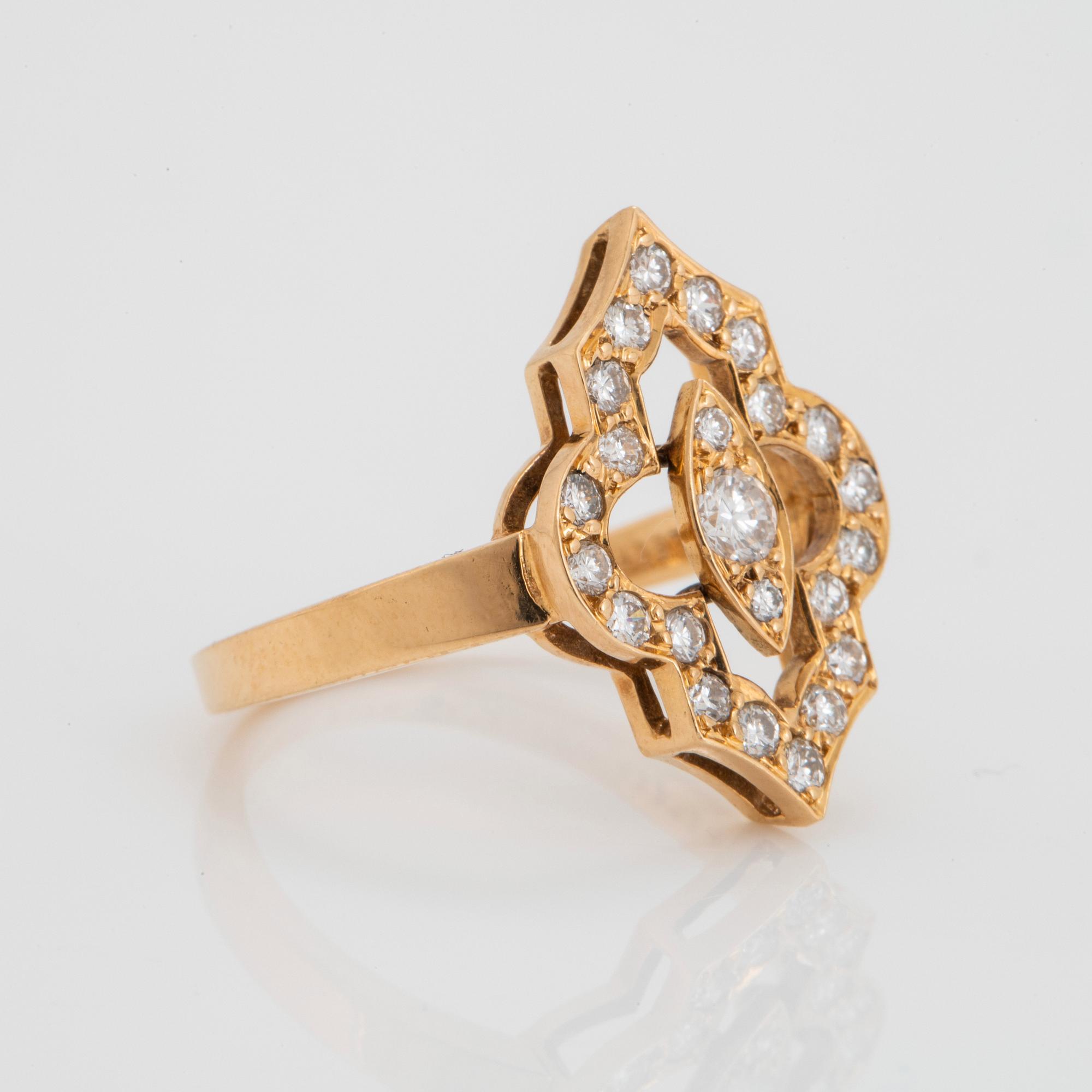 A Van Cleef et Arpels ring in 18K gold set with round brilliant-cut diamonds with a total weight of ca 0.40 ct.