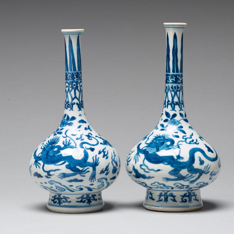 A pair of blue and white vases, Qing dynasty, Kangxi (1662-1722).