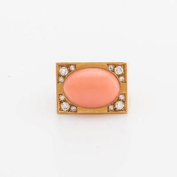 RING 18k gold w single-cut diamonds approx 0,20 ct in total and 1 coral approx 10 x 15 mm.