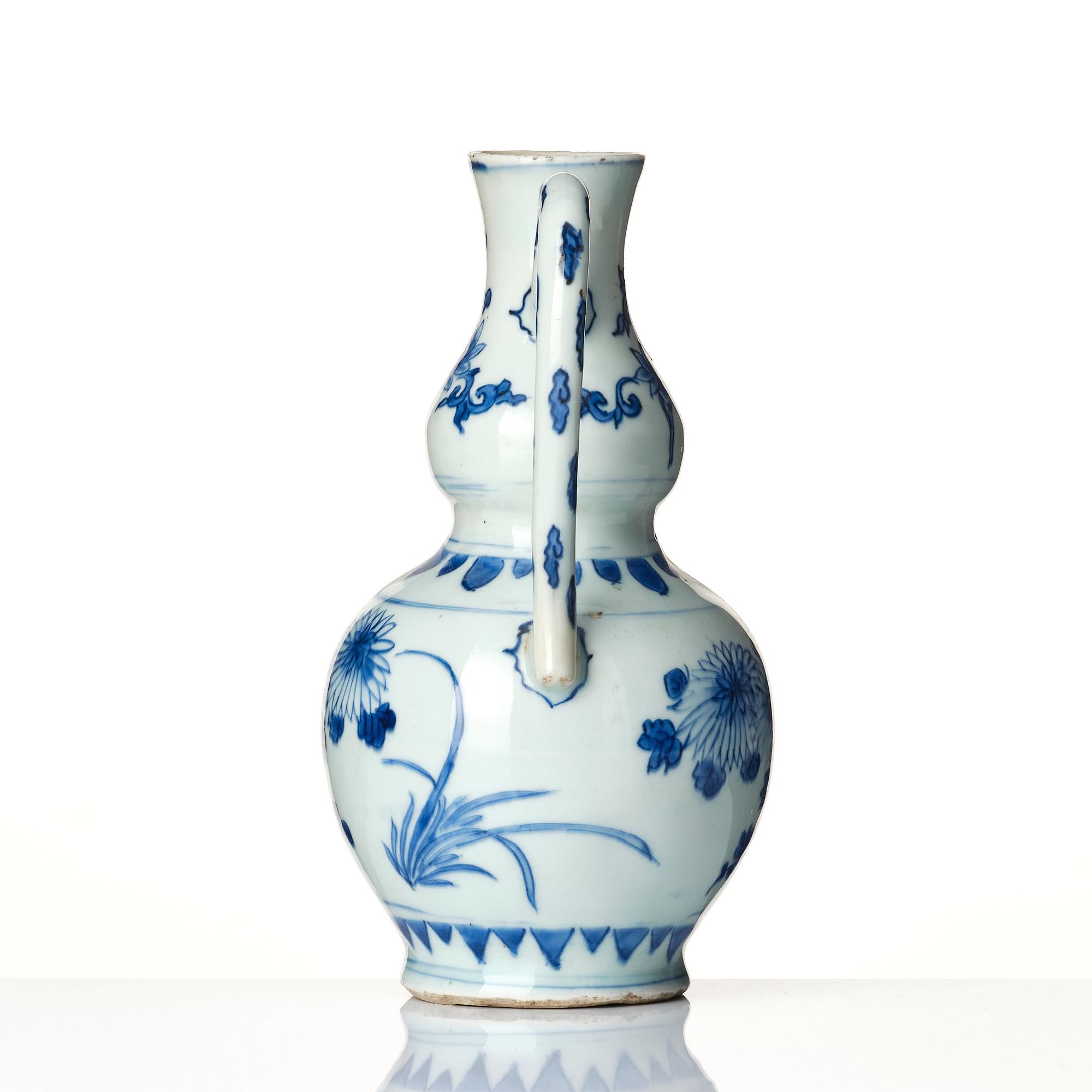 A blue and white ewer, Ming dynasty, 17th century.