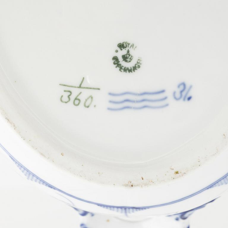 Royal Copenhagen, a 'Musselmalet' porcelain tureen with cover, Royal Copenhagen, Denmark, 1889-1922.