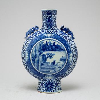 A blue and white moon flask, Qingdynasty, 19th Century.