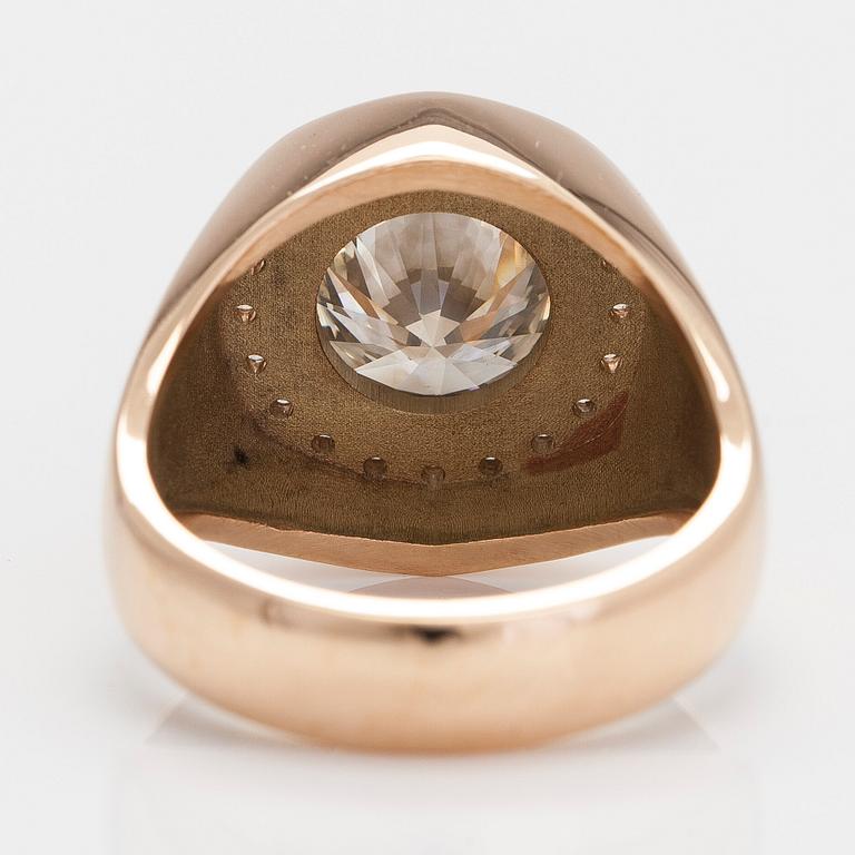 Ring, 14K guld, med briljantslipade diamanter totalt ca 4.80 ct. Jarkko Perälä, Vasa. Med SJL- intyg.