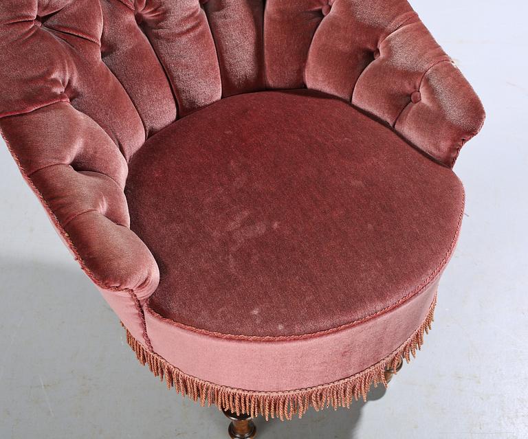 FÅTÖLJER, ett par, s k Emmafåtöljer, 1800-talets andra hälft.