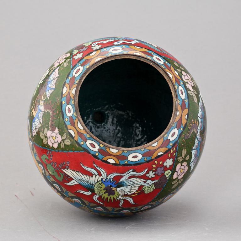 BONBONJÄR samt VAS, cloisonne, Kina, 1800/1900-tal.