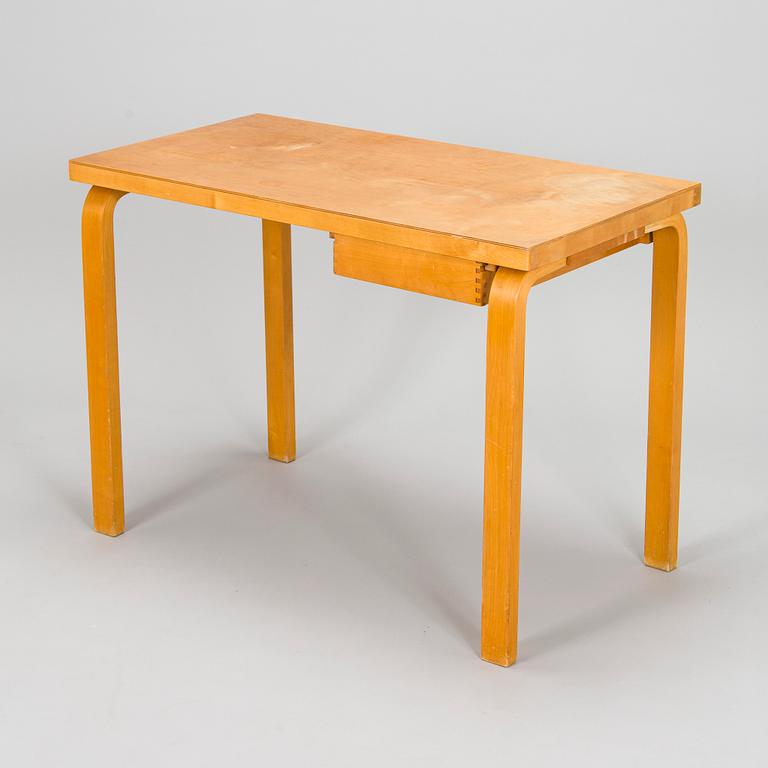 Alvar Aalto, skrivbord, "K81" för O.Y. Huonekalu-ja Rakennustyötehdas A.B. 1900-talets mitt.