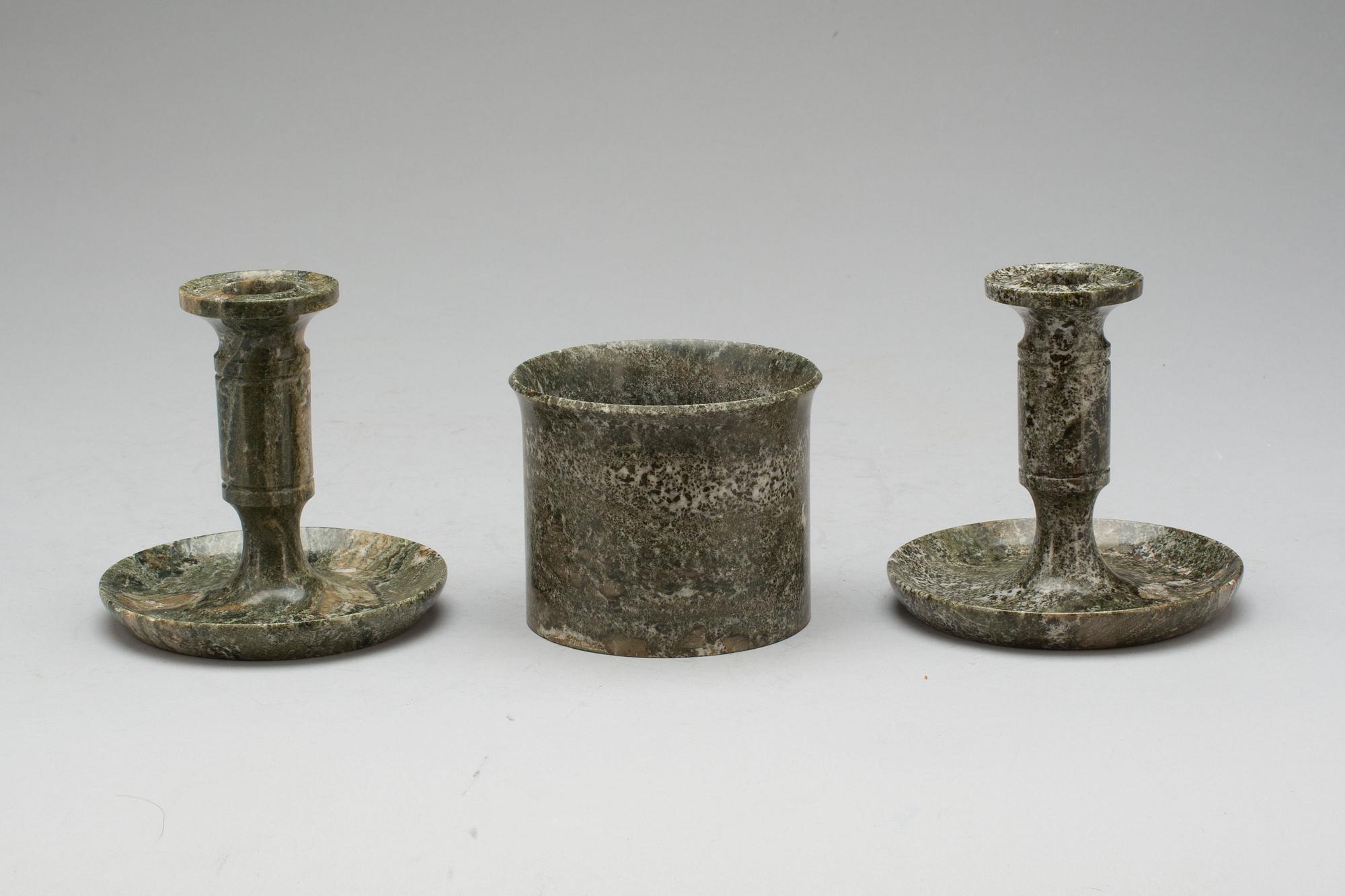 LJUSSTAKAR samt TOBAKSBURK, Kolmårdsmarmor, 1800-tal.