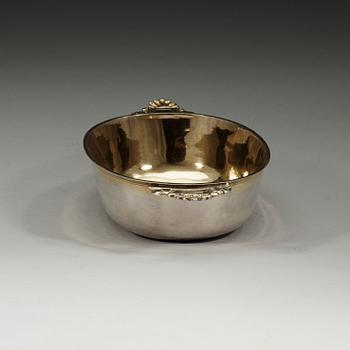 SKÅL med hänklar, av Carl Björkman, Nyköping (verksam 1735-1745). Fredrik I:s tid.