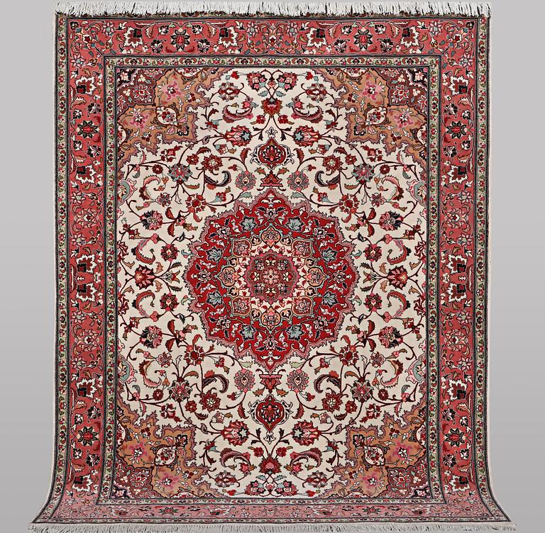 A rug, Tabriz, part silk, 50 Raj, ca 210 x 158 cm.