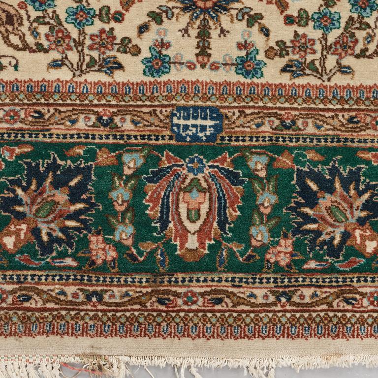 A carpet, semi-antique Tabriz figural, ca 256,5 x 205 cm.