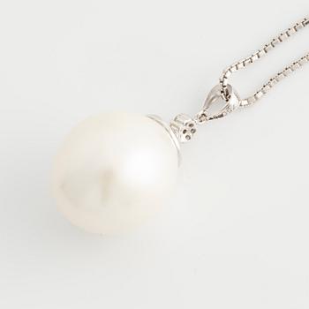 Pendant with cultured freshwater pearl and brilliant-cut diamonds.