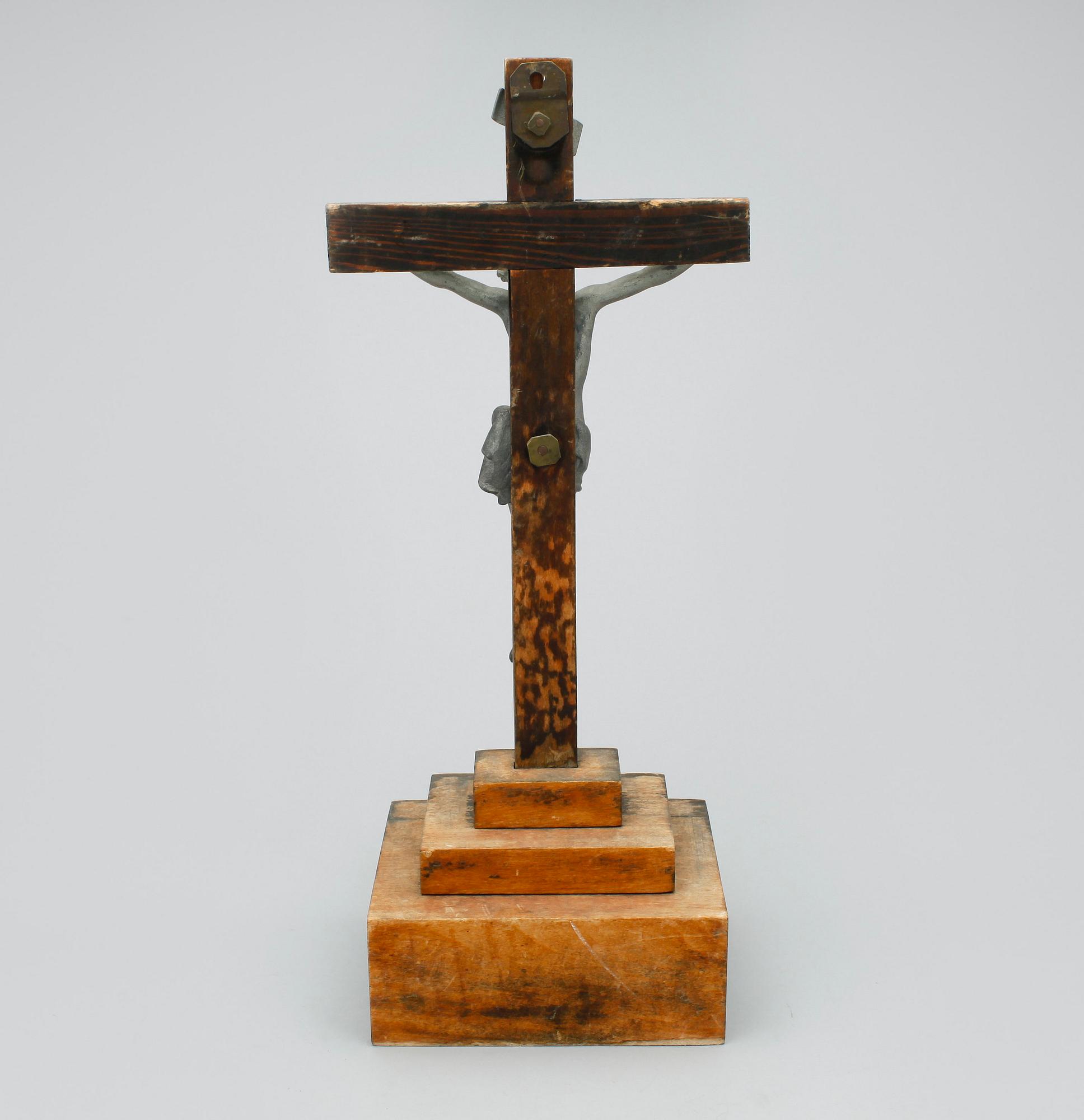 KRUCIFIX, vitmetall, 1900-talets första hälft.
