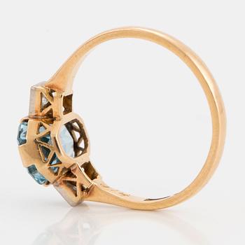 RING, 18K gold with a light blue synthetic spinel + 2 diamonds.