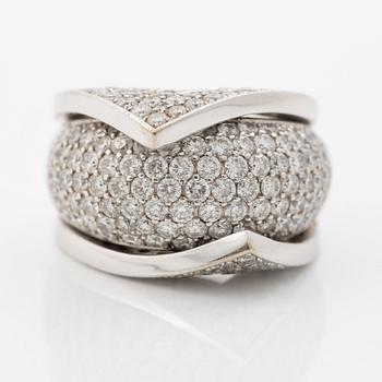 Ring 18K vitguld med briljantslipade diamanter.