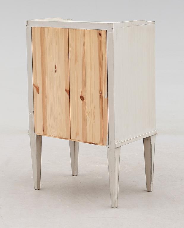 SÄNGBORD, gustaviansk stil, 1900-talets andra hälft.