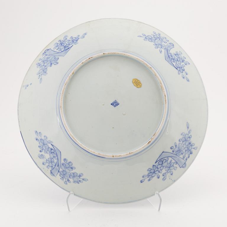 A blue and white Japanese servingdish, 20th century.