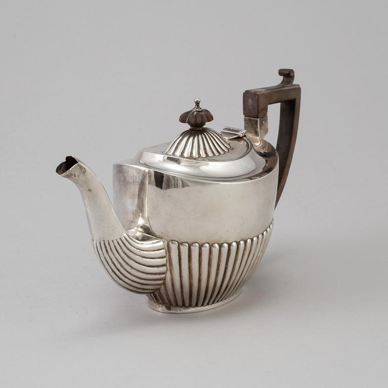 GEORGE NATHAN & RIDLEY HAYES, tepot,, silver, Chester, 1901. toetal weight 378 gram.