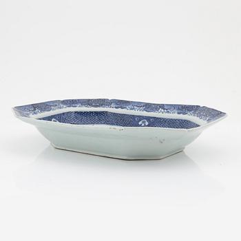 A blue and white tureen dish, Qing dynasty, Qianlong (1736-95).