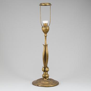 An art nouveau bronze table lamp, ca 1900.