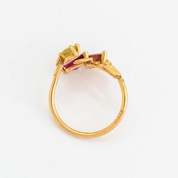 Ring, 18K guld blomformad med olikfärgade turmaliner och briljantslipade diamanter.