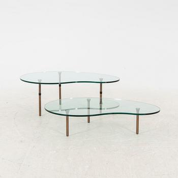 A late 20th century glass coffee table.
