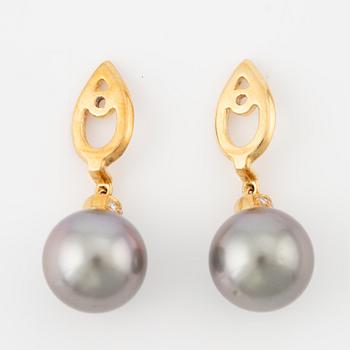 A pair of earrings in 18K gold with cultured pearls, yellow sapphires, and round brilliant-cut diamonds.