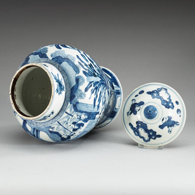 A blue and white jar with cover, Qing dynasty, Kangxi (1662-1722).