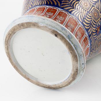 A Japanese imari porcelain urn with cover, 20th century.
