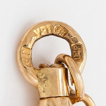 An 18K gold qatch chain.