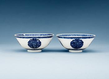 1571. A pair of blue and white bowls, Qing dynasty, Yongzheng (1723-35), with Xuande four character mark.