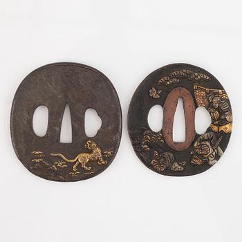 Tsuba, 5 st, 17/1800-tal, varav en signerad.