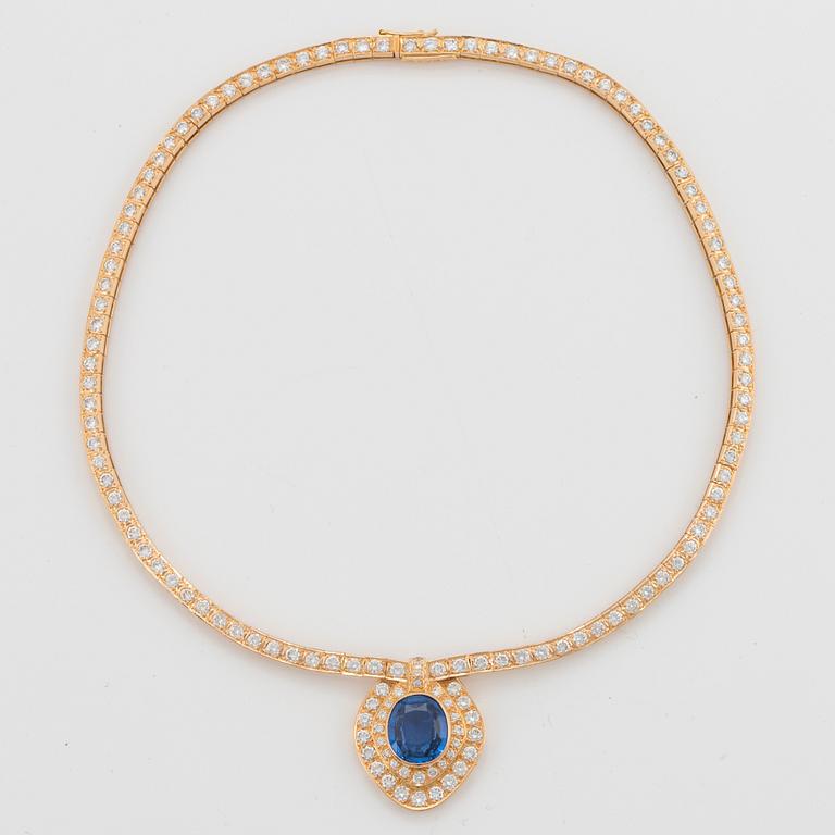 An 18K gold necklace set with a faceted sapphire ca 8.00 cts and round brilliant-cut diamonds.