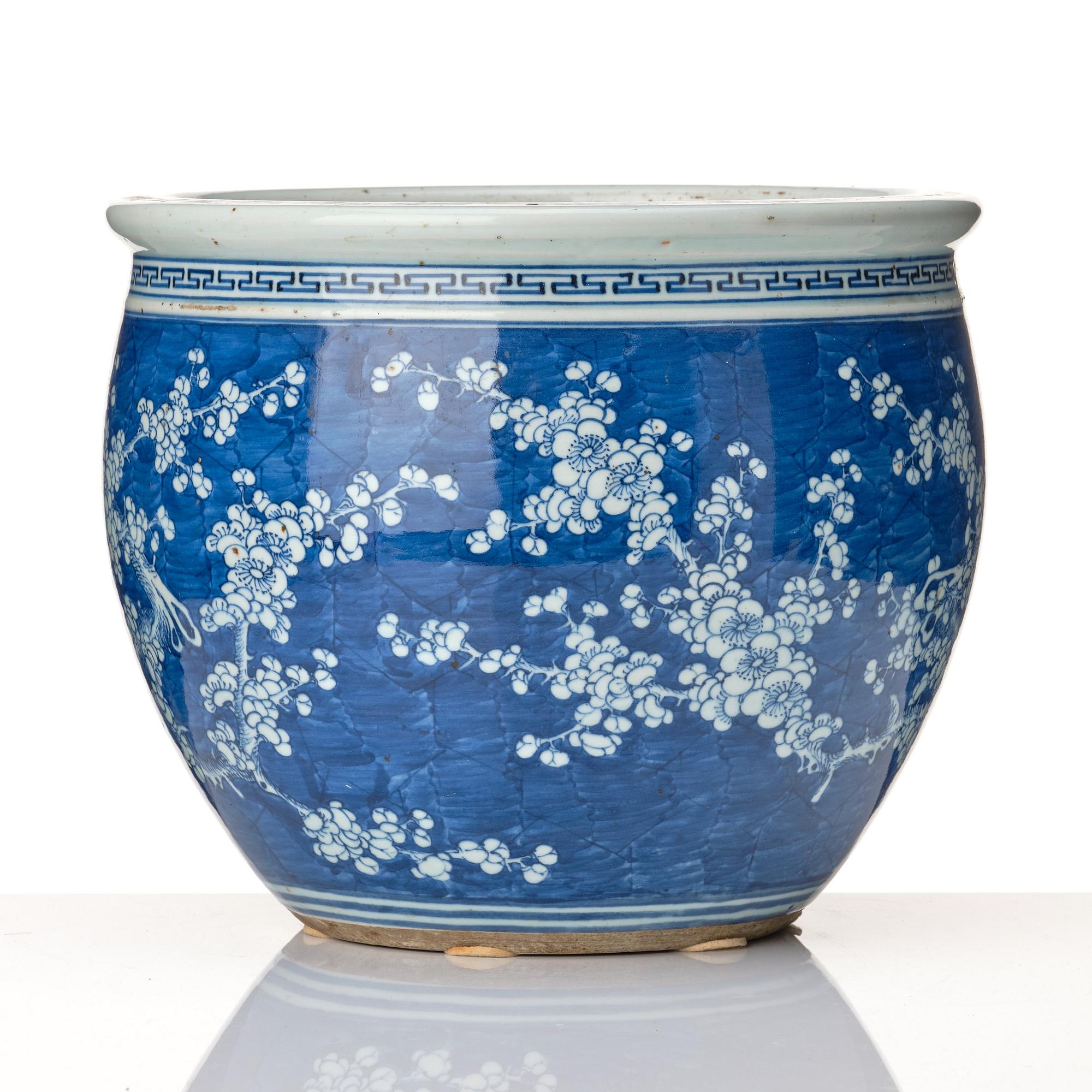 A blue and white flower pot, Qing dynasty, 19th Century.