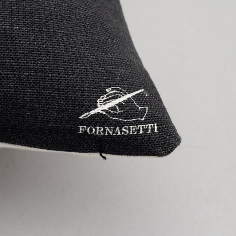 Piero Fornasetti, kuddar, ett par, "Fornasetti", FDD, saluförda av Firma Svenskt Tenn.
