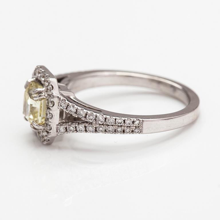 An 18K white gold ring with diamonds ca. 1.42 ct in total.