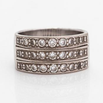 Sormus, 18K valkokultaa ja timantteja n. 0.50 ct yht. Kultasepänliike Esko Lindroos, Helsinki 2011.