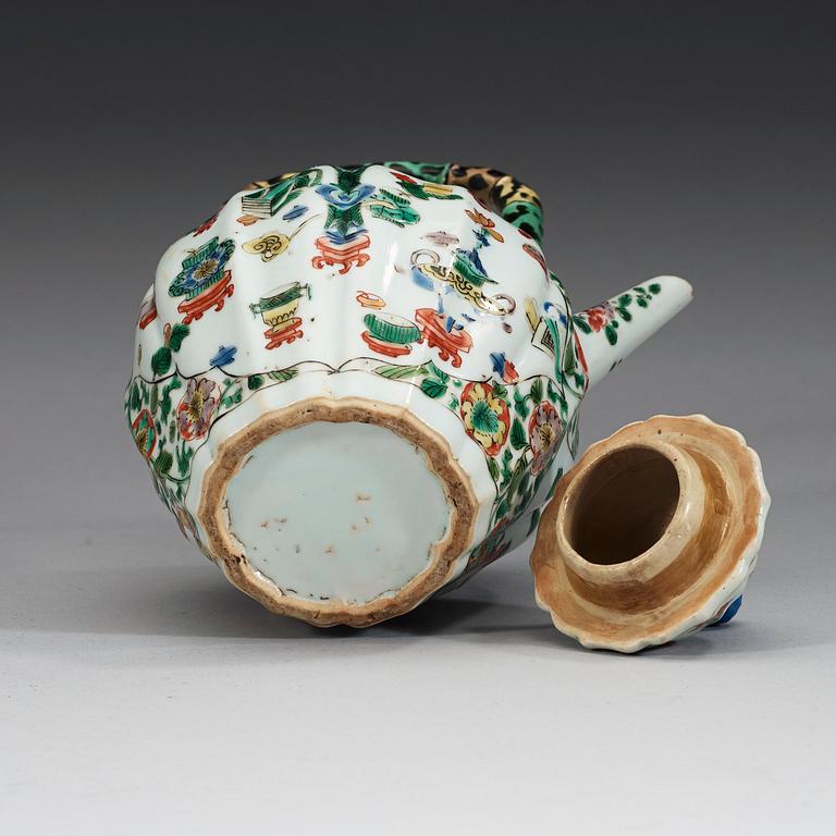 A famille verte tea pot, Qing dynastin, Kangxi (1662-1722).