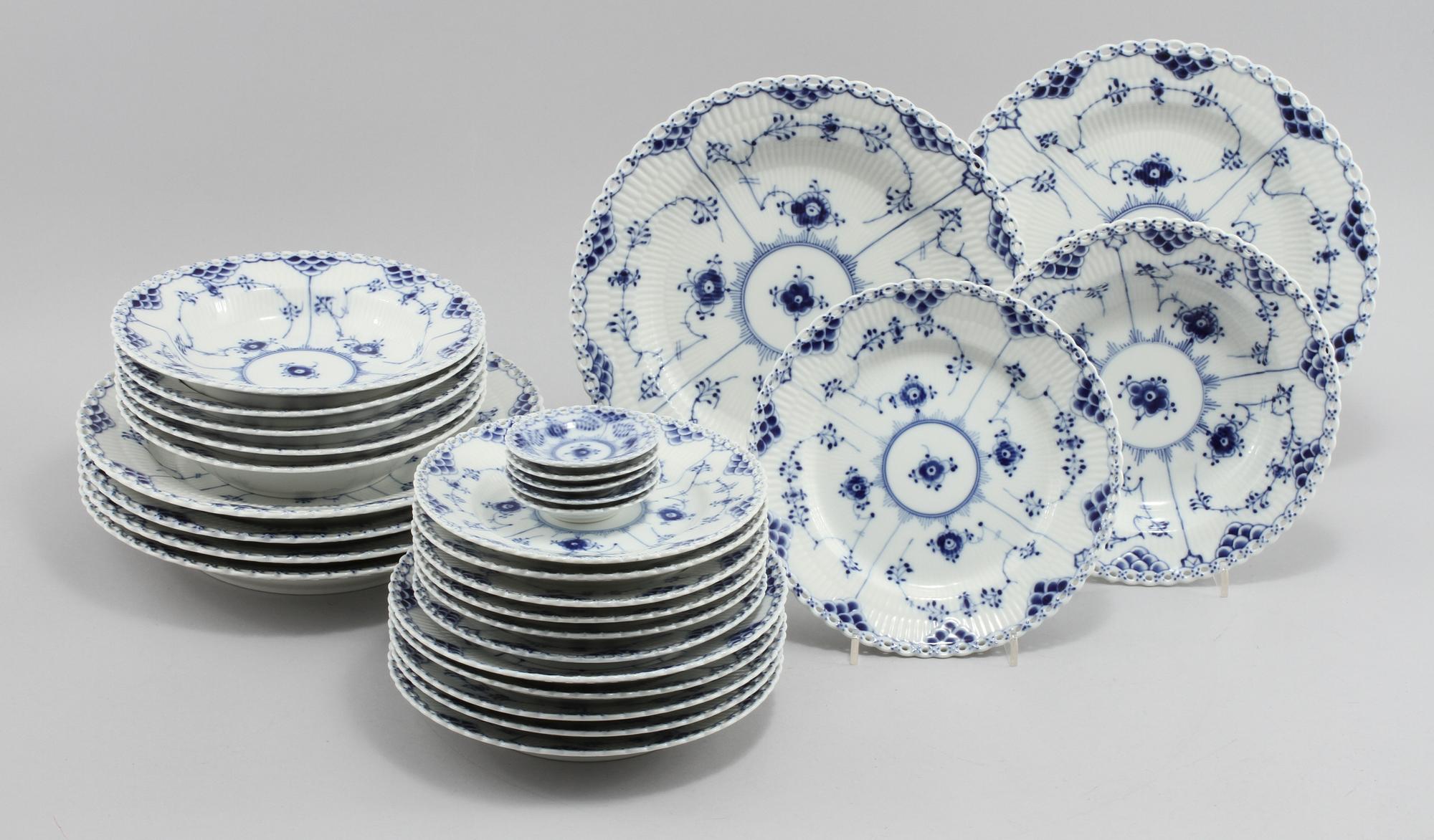 SERVISDELAR, 29st, porslin, "Musselmalet", Royal Copenhagen, 1900-talets andra hälft.