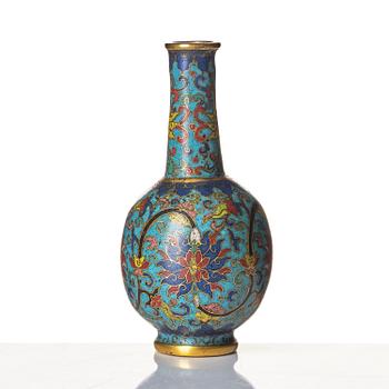 Vas, cloisonné. Qingdynastin, med Qianlongs märke och period (1736-95).