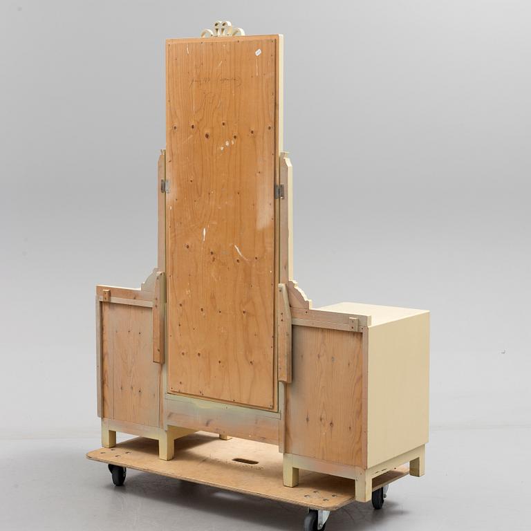 A 1920s dressing table.