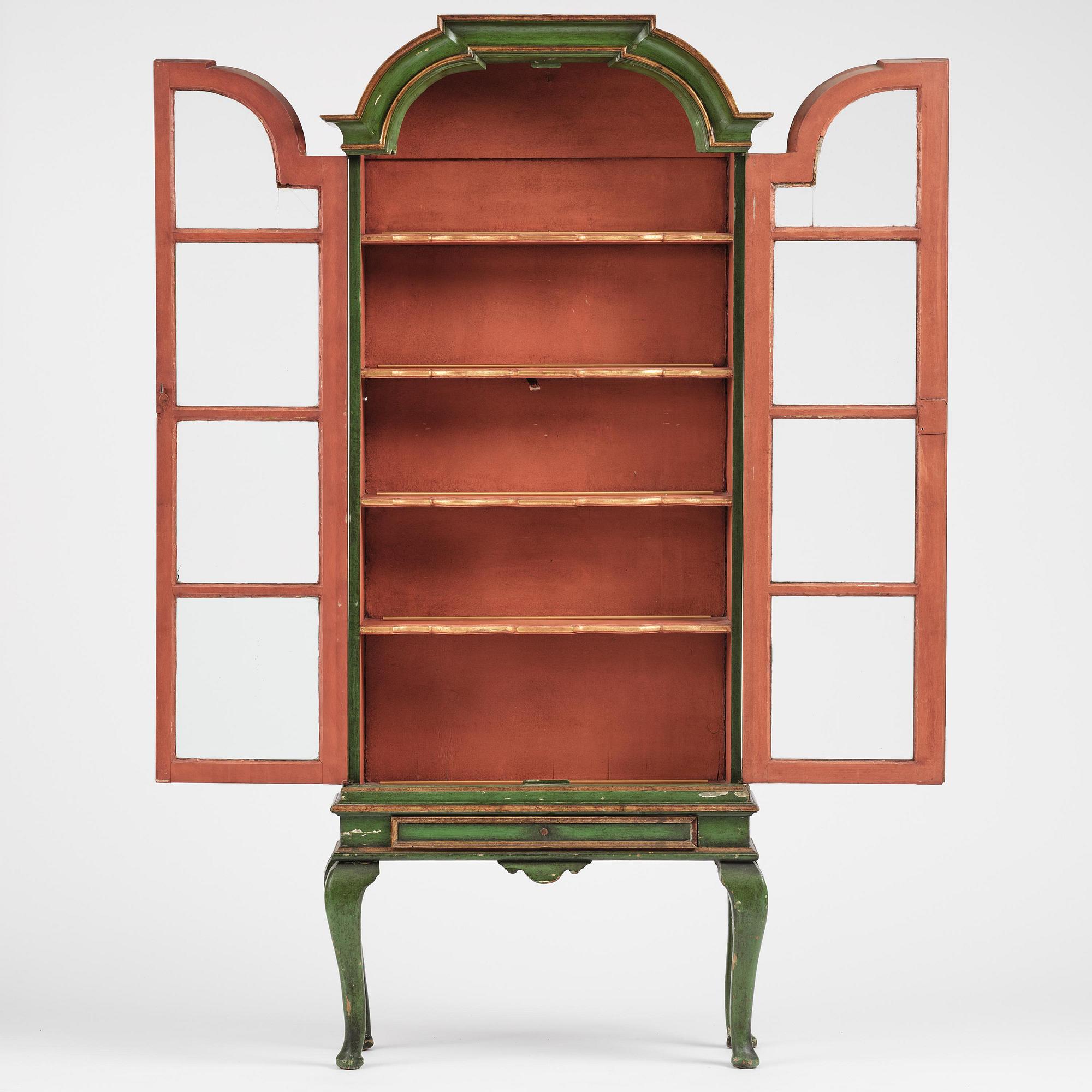 Vitrinskåp, Sverige, 1700-talets andra hälft, Rokoko.