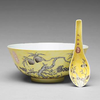 A yellow glazed grisaille bowl and spoon, Qing dynasty, Guangxu period (1875-1908).