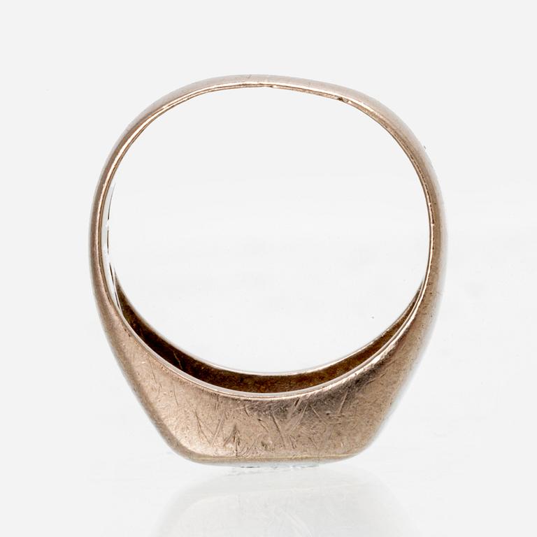 An 18K white gold ring with round brilliant cut diamonds.
